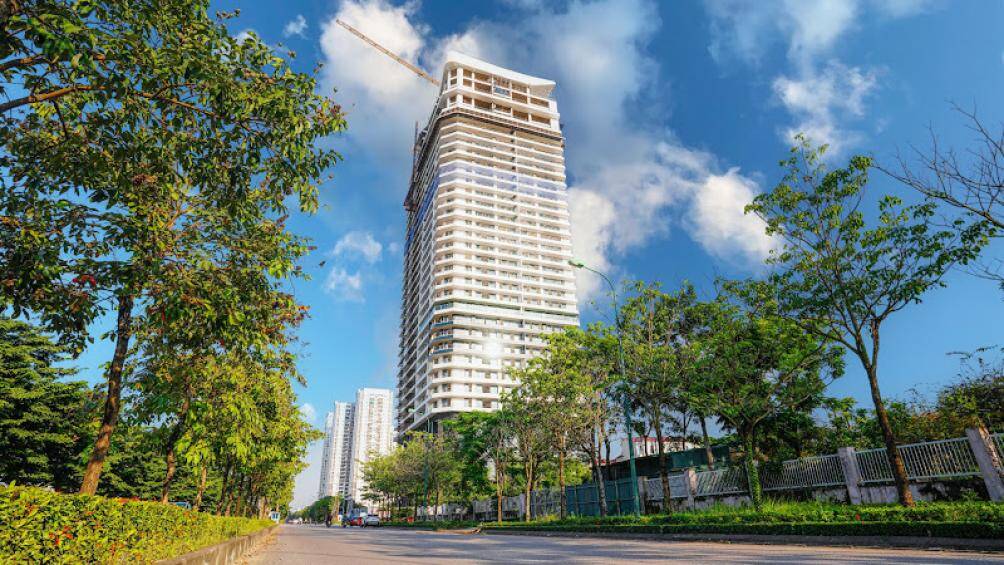 Từ con đường Xanh ngang qua Sunshine Golden River, dự &aacute;n đang ho&agrave;n thiện những hạng mục cuối c&ugrave;ng của một th&aacute;p căn hộ &ldquo;chuẩn kh&aacute;ch sạn&rdquo; si&ecirc;u sang, t&iacute;ch hợp c&aacute;c shophouse, shop villas thấp tầng tại khu vực đắc địa nhất KĐT Nam Thăng Long - Ciputra, với c&aacute;c hoạt động mua sắm, giao thương sầm uất, nhộn nhịp trong tương lai rất gần của khu vực sẽ l&agrave; điểm quy tụ của c&aacute;c chuy&ecirc;n gia, doanh nh&acirc;n quốc tế, c&aacute;c c&ocirc;ng ty đa quốc gia, tập đo&agrave;n c&ocirc;ng nghệ, t&agrave;i ch&iacute;nh to&agrave;n cầu.