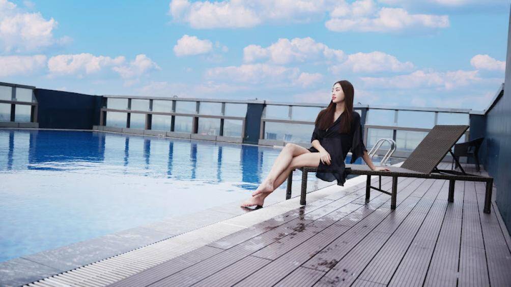 Đến những kh&ocirc;ng gian đậm chất nghỉ dưỡng ngay giữa l&ograve;ng đ&ocirc; thị, ngắm trời xanh m&acirc;y trắng giữa l&agrave;n nước xanh trong của &ldquo;Sky Pool&rdquo; - bể bơi Rooftop tại Sunshine City, nơi c&oacute; thể ph&oacute;ng tầm mắt nh&igrave;n to&agrave;n cảnh s&ocirc;ng Hồng hay hồ T&acirc;y tuyệt đẹp.