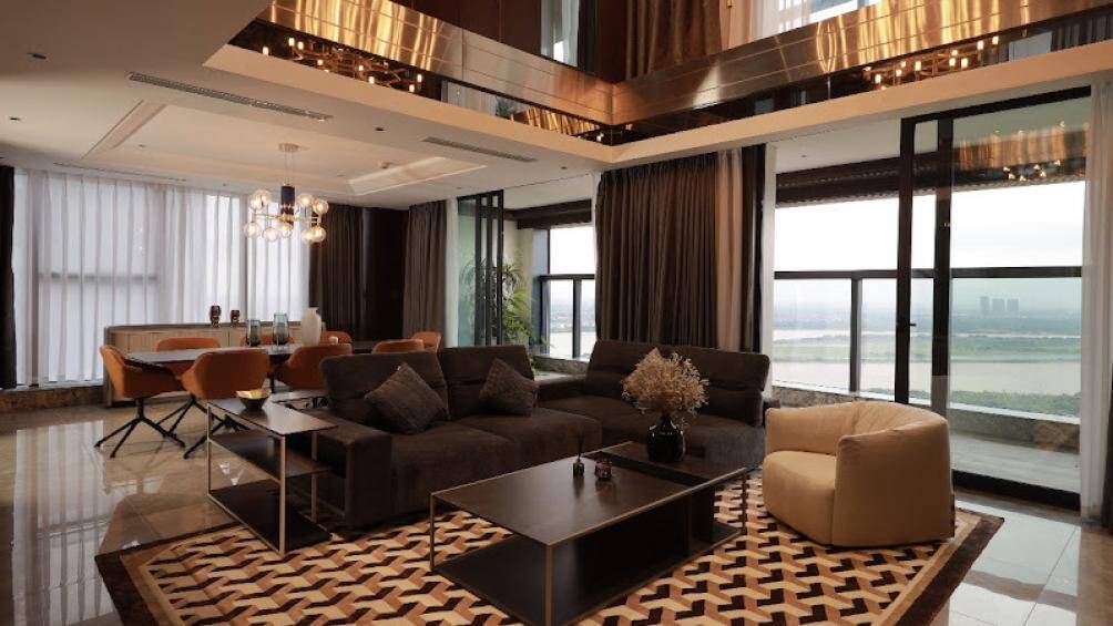 Sắc ho&agrave;ng kim của một căn Penthouse view s&ocirc;ng Hồng tuyệt đẹp đ&atilde; trở n&ecirc;n quyến rũ hơn bao giờ hết nơi tầng cao Sunshine City, trong kh&ocirc;ng gian thu H&agrave; th&agrave;nh lộng gi&oacute;.