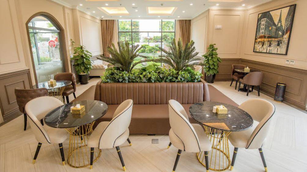 Một g&oacute;c &ldquo;chill&rdquo; mang hơi hướng &ldquo;phố Paris&rdquo; ngay trong KĐT Nam Thăng Long - Ciputra với kh&ocirc;ng gian rộng tho&aacute;ng đủ để c&aacute;c bậc phụ huynh năng động c&oacute; thể thư gi&atilde;n hay tranh thủ l&agrave;m việc trong l&uacute;c đợi đ&oacute;n b&eacute; tan trường (chuỗi S-Plus Coffee, một thương hiệu F&B của Sunshine Group c&oacute; mặt tại tất cả c&aacute;c dự &aacute;n, đ&aacute;p ứng trọn vẹn nhu cầu thưởng thức cafe c&ugrave;ng c&aacute;c đồ uống, thức ăn nhẹ&hellip; của cư d&acirc;n Sunshine).