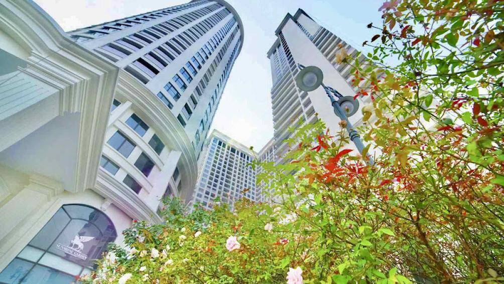 Nơi kh&ocirc;ng chỉ c&oacute; những khu vườn đa chủ đề xinh xắn - điểm nhấn độc đ&aacute;o đ&atilde; trở th&agrave;nh dấu ấn thương hiệu của &ldquo;nh&agrave; Sunshine&rdquo; với mật độ c&acirc;y xanh bao phủ rộng lớn, như Sunshine Garden - &ldquo;Ban mai trong vườn phố&rdquo; tại khu Đ&ocirc;ng H&agrave; Nội.