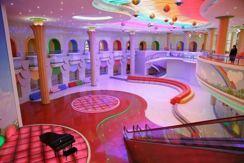 Khung cảnh đầy màu sắc rực rỡ bên trong Cung Thiếu nhi Mangyongdae tại Bình Nhưỡng. Ảnh - Reuters