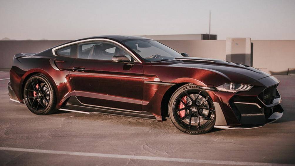 Tất cả các chi tiết nâng cấp ở ngoại thất xe đều là sợi carbon giúp Asira Mustang nhẹ hơn khoảng 90 kg so với mẫu xe nguyên bản