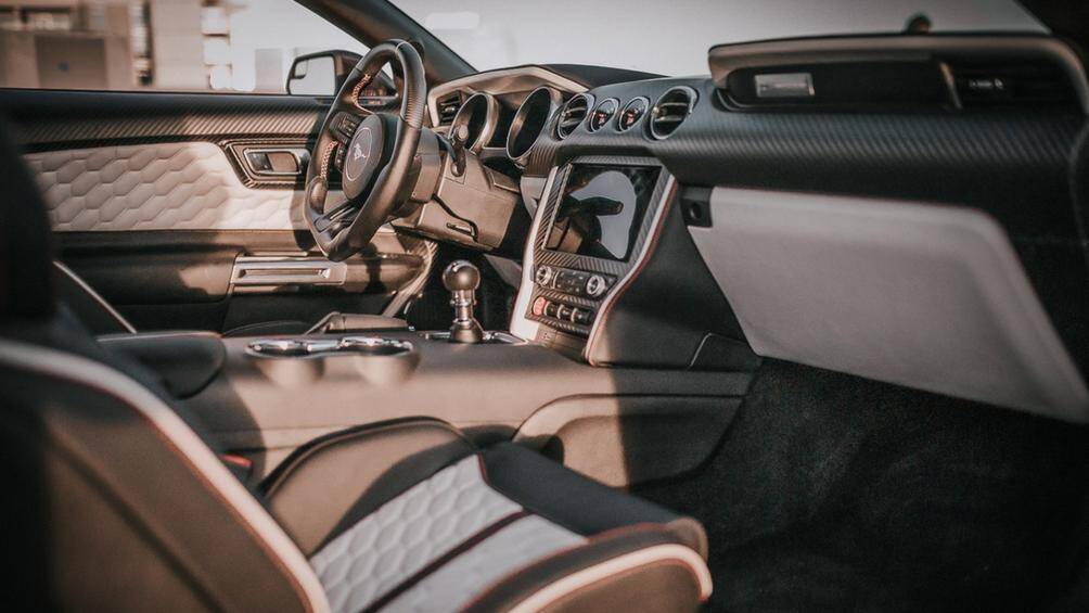 Asira có thể trang bị cho Mustang gói nội thất bằng sợi carbon lộ thiên bao gồm trang trí khắp không gian nội thất của xe