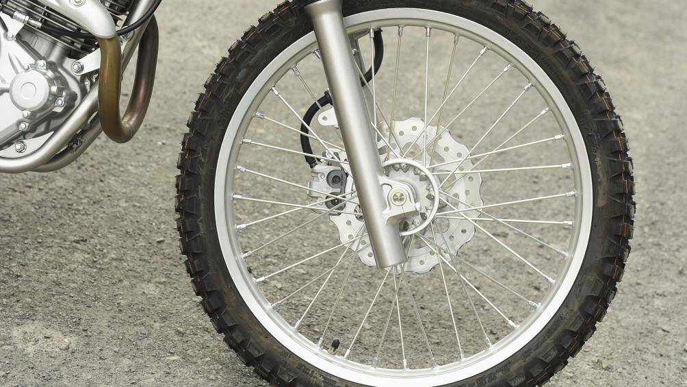 Công suất máy phát được tối ưu, phù hợp với việc thay đổi đèn pha LED mới. Đèn pha LED thiết kế mỏng hơn và chắn bùn phía trước cũng được làm mới