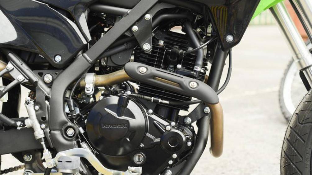 Động cơ là loại xy-lanh đơn, dung tích 233 cc, làm mát bằng không khí, cho công suất 18,8 mã lực và mô-men xoắn 19,8 Nm