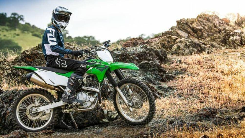 Mẫu xe "cào cào" Nhật Bản có trọng lượng 135 kg, bình xăng 7,5 lít và phuộc sau Uni Trak thế hệ mới có khả năng điều chỉnh