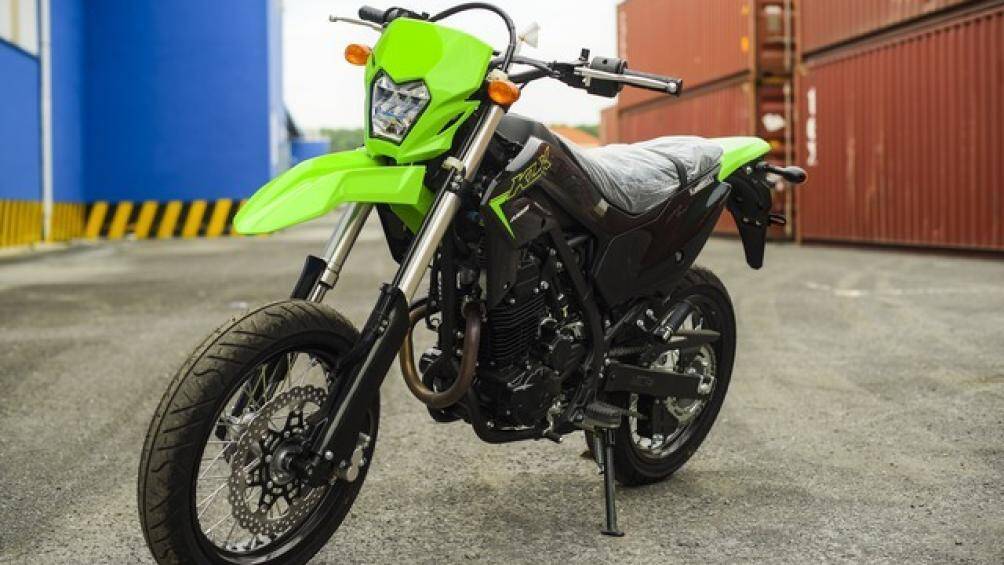 Bản S dùng phuộc ống lồng, mâm trước 21 inch và đĩa đơn 240 mm, trong khi đó bản SM dùng phuộc hành trình ngược, mâm trước 17 inch và đĩa đơn 300 mm