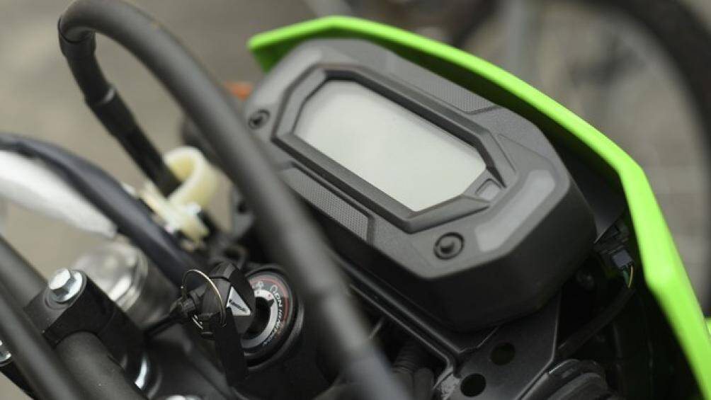 Cụ thể, ECU đã được tinh chỉnh, giảm tốc độ không tải nhằm hạn chế tiếng ồn khi khởi động, đồng thời sửa bản đồ phun nhiên liệu