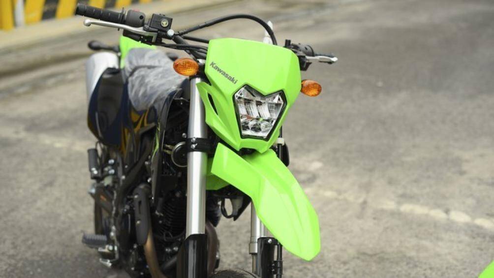 Các thông số của KLX230R tương tự bản S nhưng chỉ sử dụng trong đường đua nên được cắt bỏ đèn pha, sử dụng khung riêng và nâng khoảng sáng gầm lên 300 mm