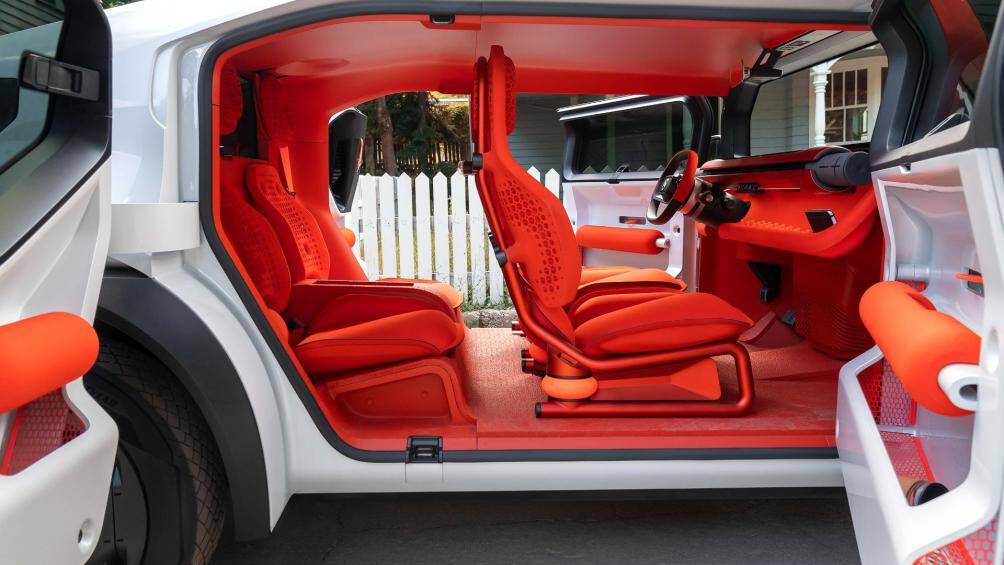 Lưới in 3D trên tựa lưng, được gắn trên khung hình ống gắn với sàn xe thông qua các vòng cách ly hấp thụ va chạm