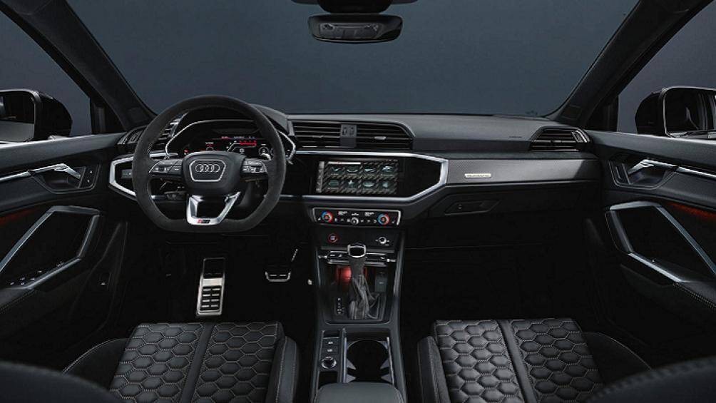 Xe sở hữu 2 ghế trước kiểu thể thao và được bọc carbon mờ phía sau lưng ghế