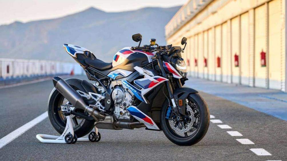BMW M1000R 2023 là xe thứ 2 mang nhãn hiệu M sau mẫu M1000RR. Chiếc siêu mô tô mới này sở hữu hàng loạt cải tiến mới về ngoại hình và hiệu suất