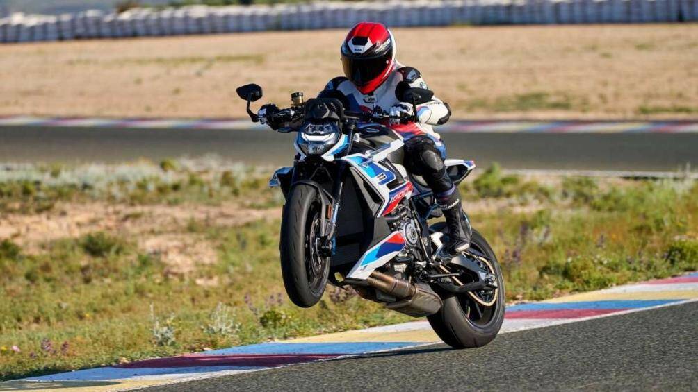 BMW M1000R 2023 có giá bán 21.345 USD, tương đương khoảng 510 triệu đồng, xe bắt đầu bán ra từ đầu năm 2024