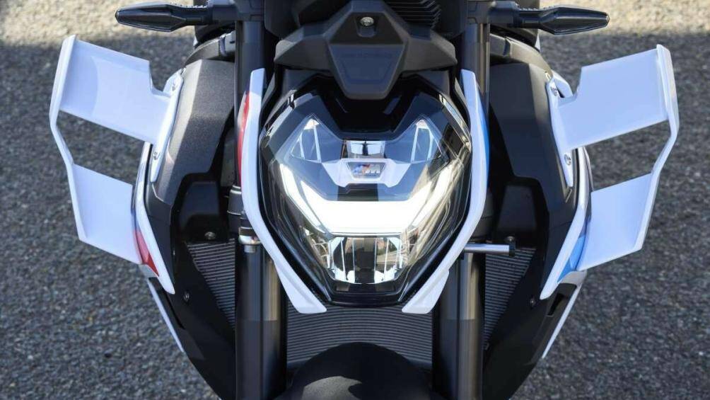 Siêu mô tô BMW M1000R chỉ nặng 199 kg khi đổ đầy nhiên liệu kết hợp cùng sức mạnh khủng mang lại khả năng tăng tốc vô cùng ấn tượng