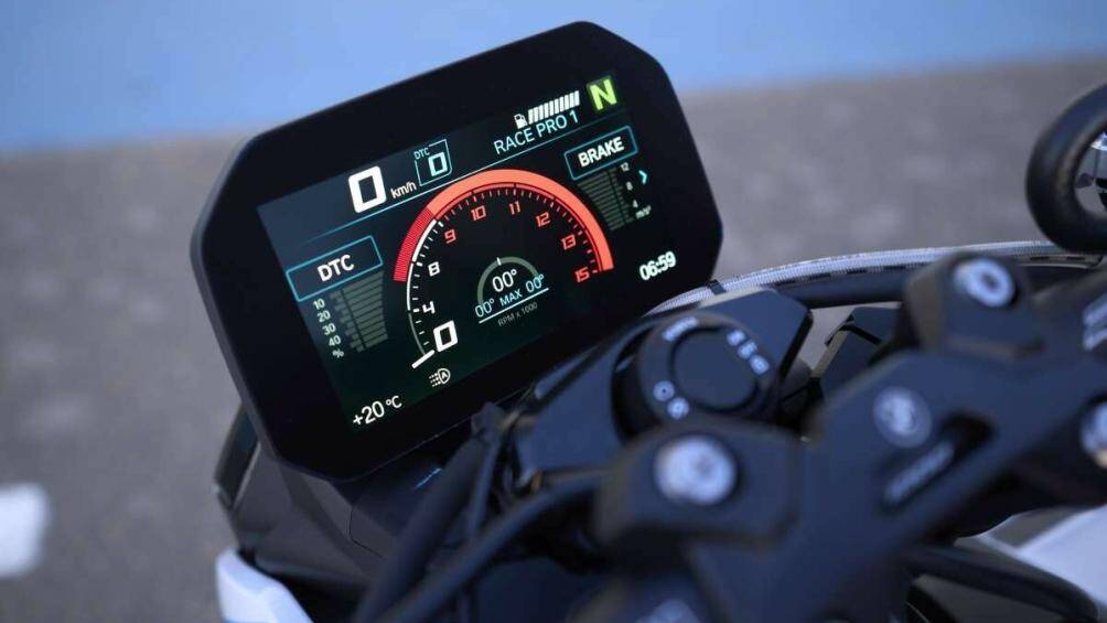 Hệ thống phanh này được phát triển từ phanh xe đua được BMW Motorrad sử dụng tại trong Giải vô địch thế giới Superbike