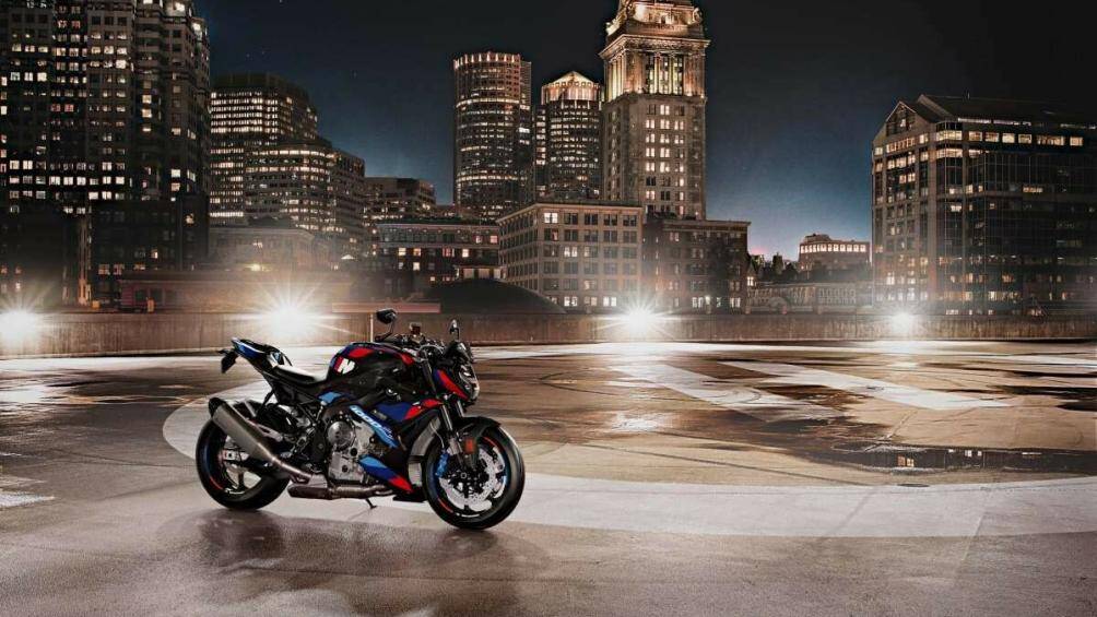 Hệ thống ống xả thể thao nhẹ hơn và hệ thống phanh M nâng cấp với đĩa 320 mm phía trước và 220 mm ở phía sau