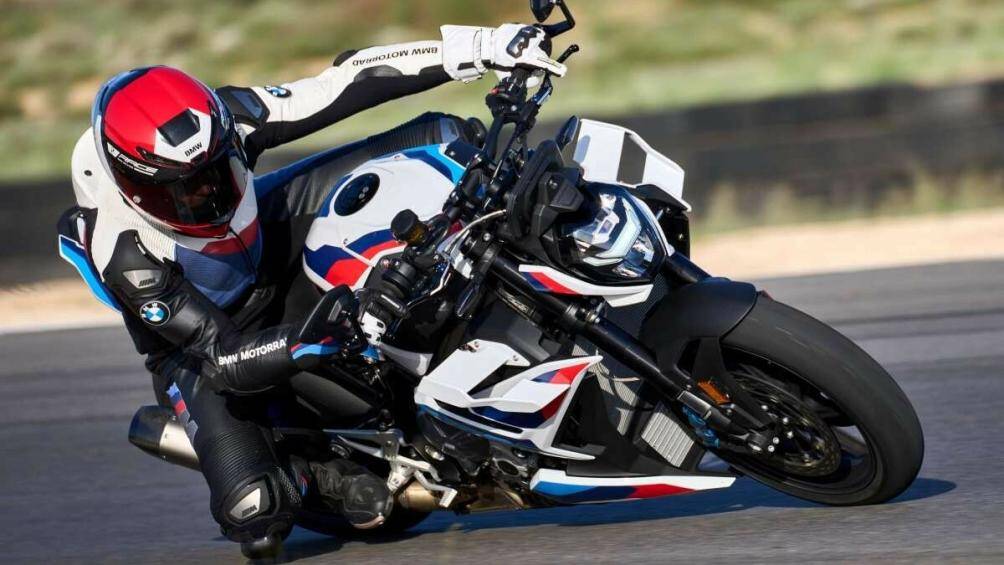 Gói Competition còn có thêm các trang bị phụ kiện người ngồi sau và bọc yên và các màu sơn Black Storm Metallic, M Motorsport