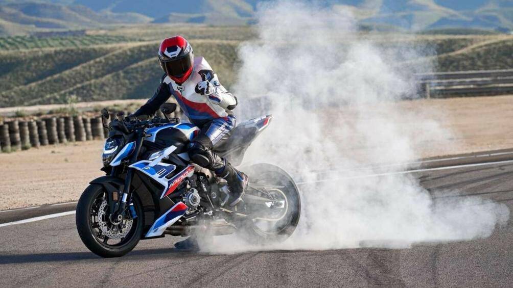 BMW Motorrad M1000R 2023 được trang bị tiêu chuẩn với bộ mâm hợp kim nhẹ, nếu chọn gói M Competition sẽ được thay thế bằng mâm M carbon