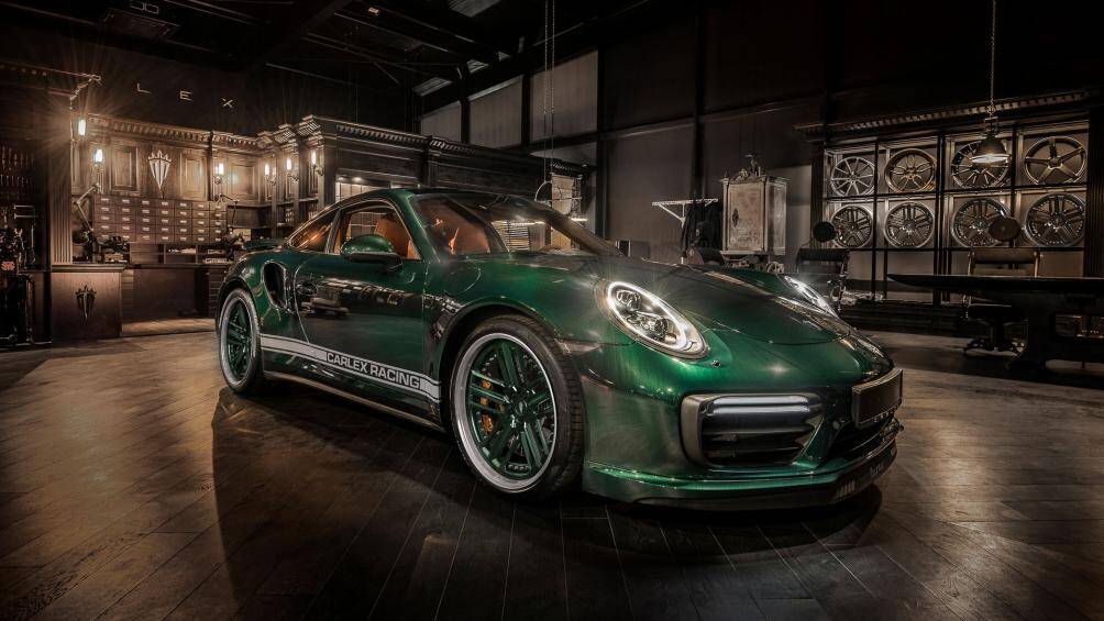 Chiếc Porsche 911 Turbo được Carlex Design làm mới thông qua sự kết hợp độc đáo giữa màu xanh lá cây bên ngoài và da nâu bên trong