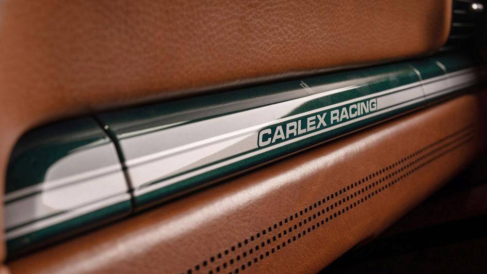 Tất cả các bộ phận nội thất bằng nhựa đã được sơn màu xanh lá cây, trong khi tấm trần xe được phủ Alcantara