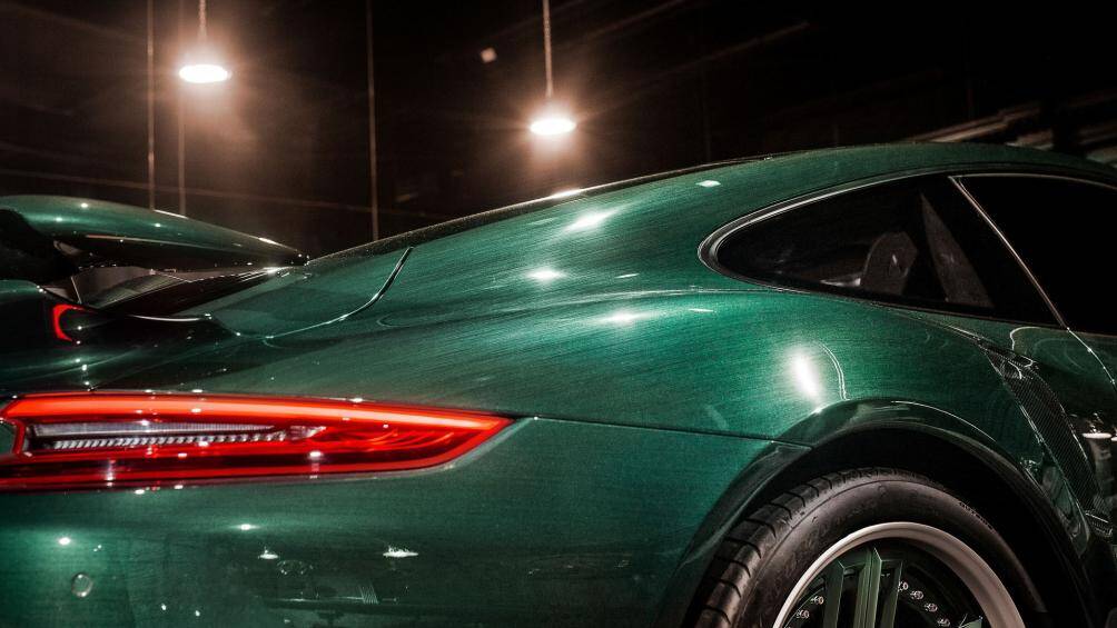 Điểm nổi bật khác là bộ la-zăng hợp kim ba mảnh được sơn màu xanh ngọc lục bảo phù hợp với vành xe màu bạc và bộ cùm phanh bằng đồng