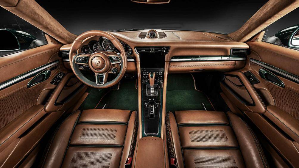 Tuy nhiên, một trong những chi tiết độc đáo nhất trên xe chính là khoang nội thất được bọc lại hoàn toàn với vật liệu da cao cấp màu nâu nhạt