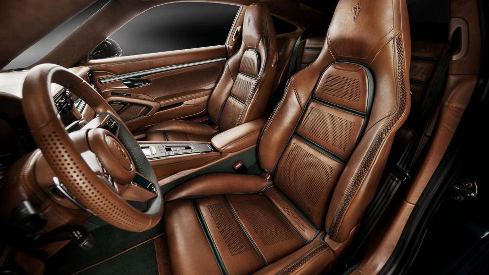 Ghế ngồi được đục lỗ có biểu tượng Carlex Design trên tựa đầu và đường chỉ khâu mang phong cách hoài cổ, vô lăng bọc da được bọc hai tông màu