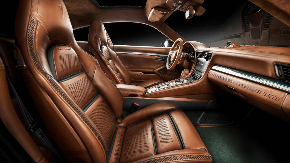 Về trang bị động cơ, mẫu xe sở hữu mức công suất 572 mã lực từ động cơ boxer tăng áp kép 3,8 lít