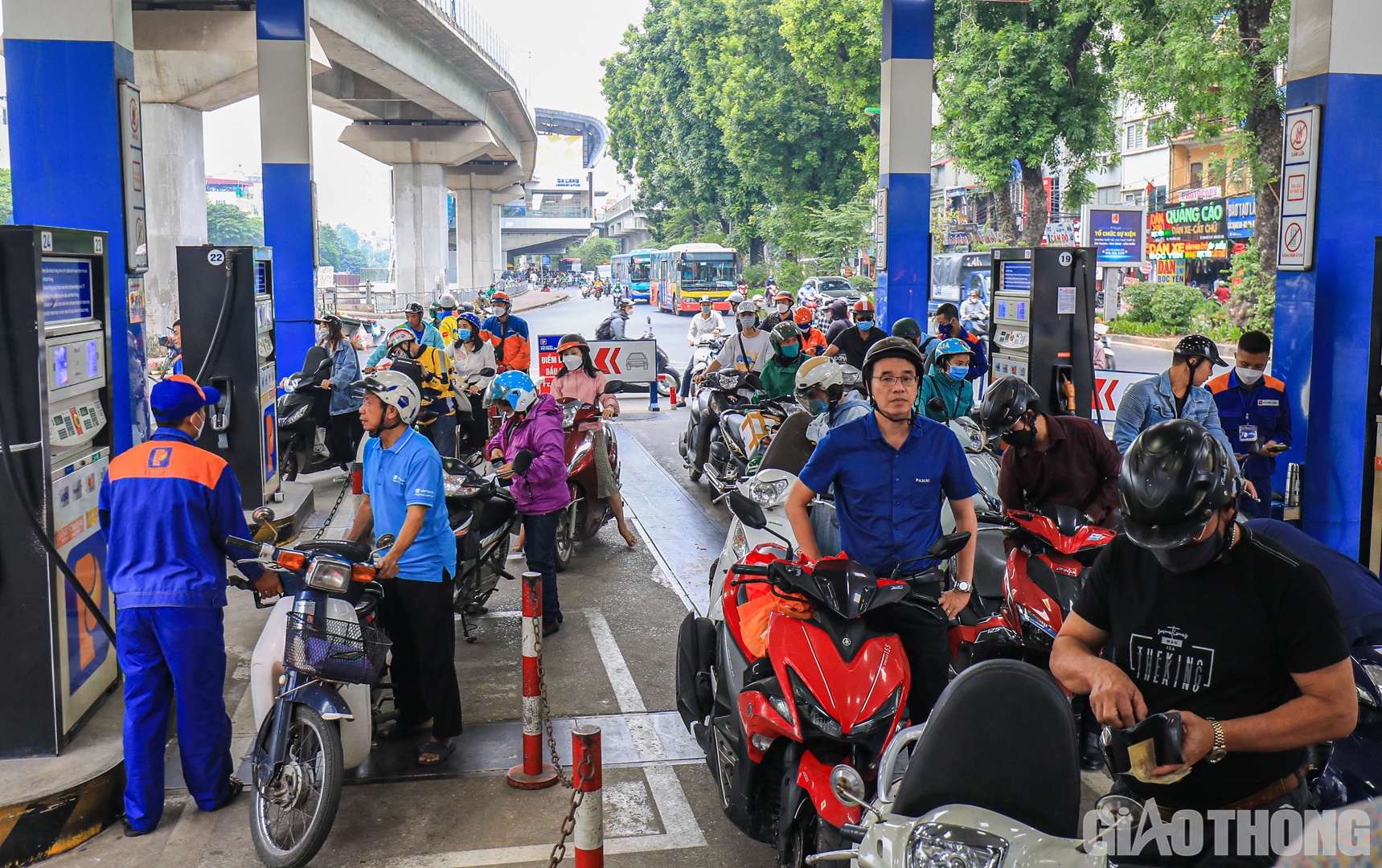 Trong trường hợp doanh nghiệp bán lẻ có khó khăn về nguồn hàng, Sở Công thương đề nghị doanh nghiệp có văn bản yêu cầu thương nhân cung cấp xăng dầu cân đối, đáp ứng số lượng hàng, thời gian theo hợp đồng đã ký. 
“Nếu không được giải quyết, đề nghị gửi văn bản về Bộ Công Thương, Sở Công Thương để giải quyết”, vị đại diện nhấn mạnh.