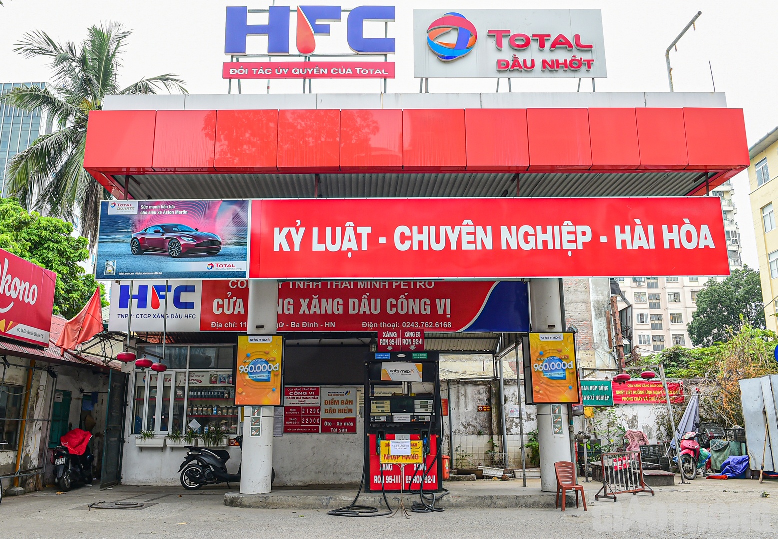 Theo ghi nhận của PV Báo Giao thông thời điểm 14h30 chiều 19/10, cây xăng thuộc hệ thống phân phối của HFC có địa chỉ 114 phố Đốc Ngữ (quận Ba Đình) có tình trạng tạm ngừng bán với lý do đang chờ nhập hàng.