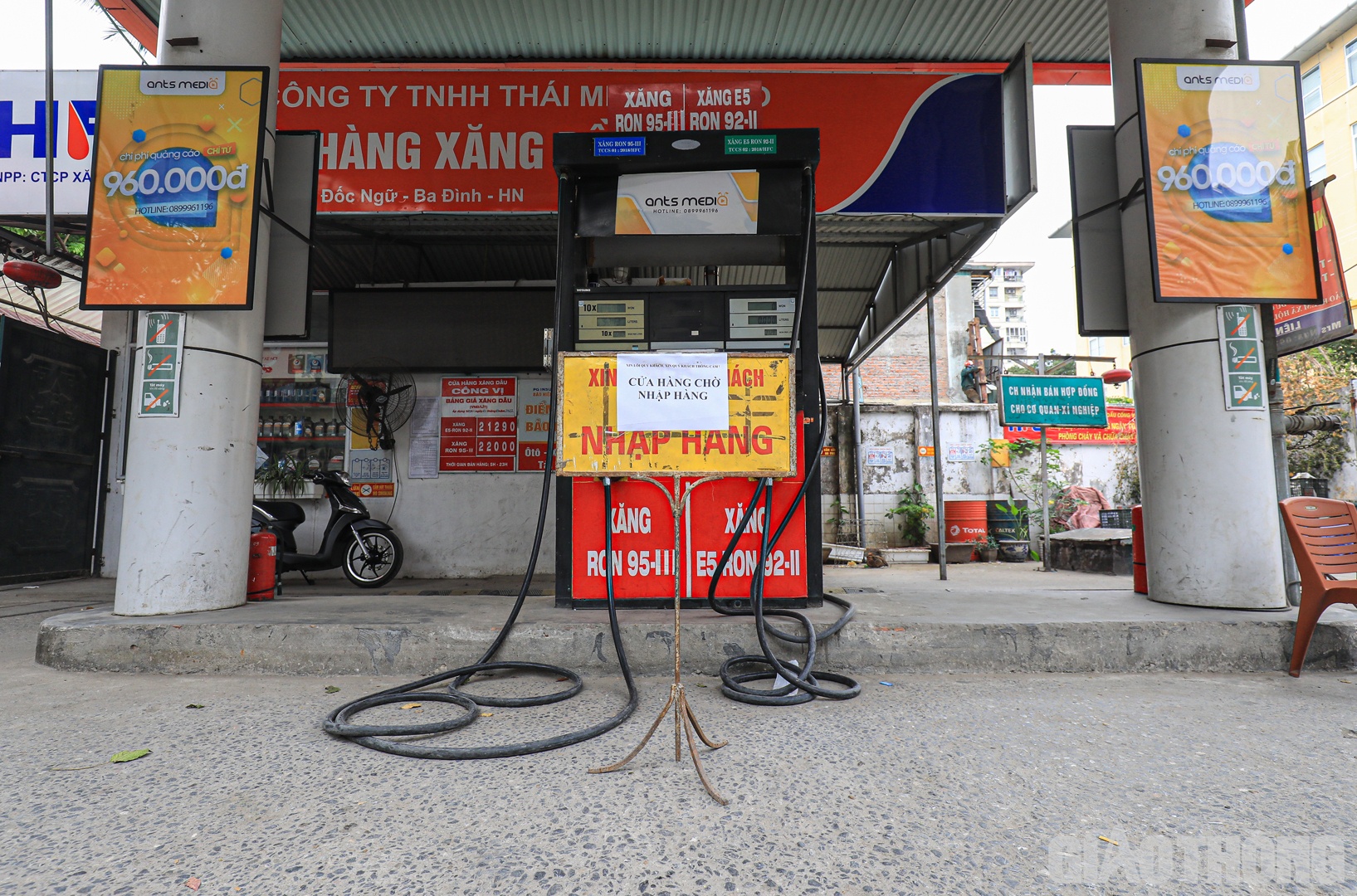 Thông báo được dán ngay phía trước trụ bơm xăng.