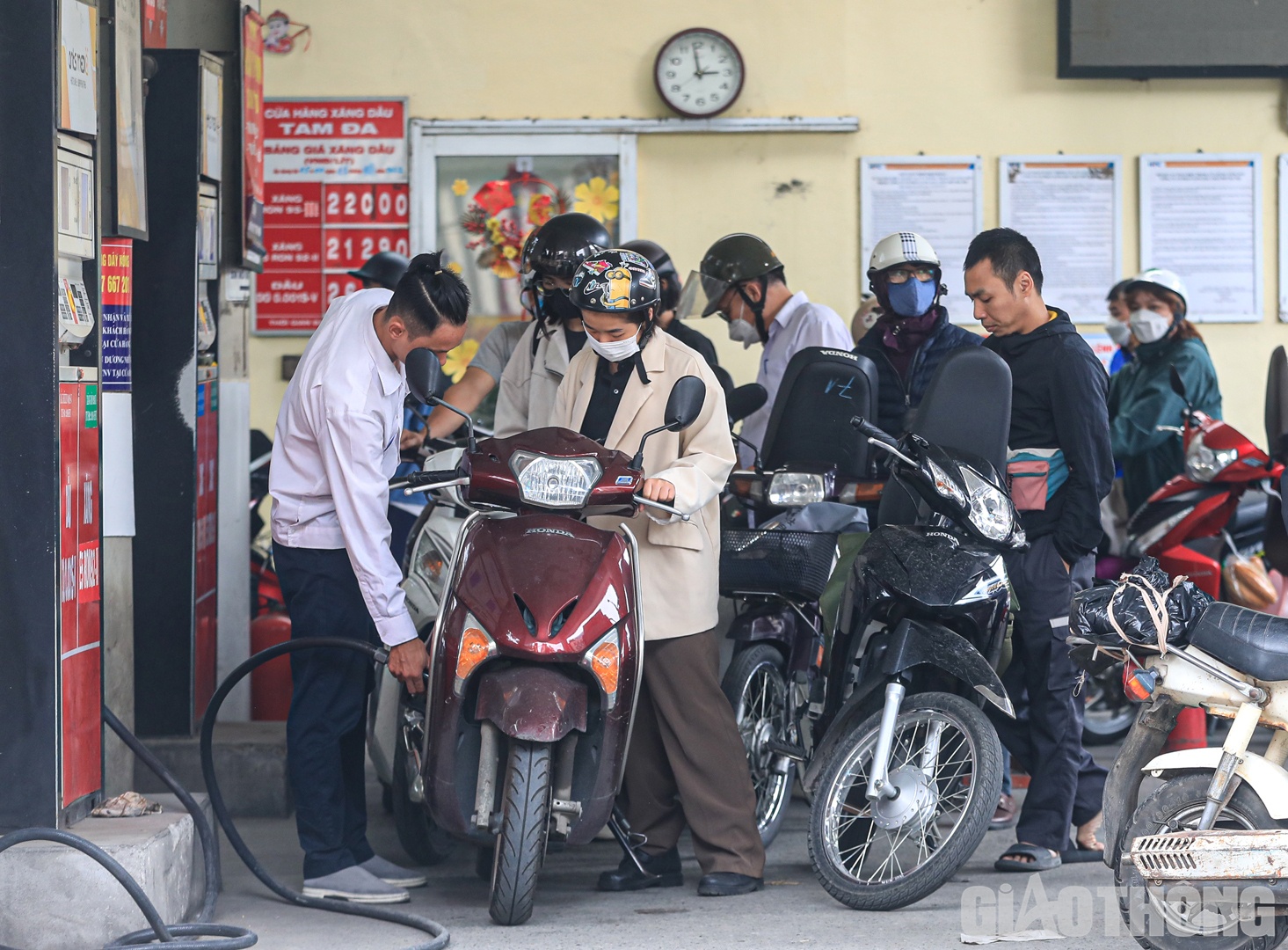 Đại diện Sở Công thương Hà Nội cũng cho biết, Sở đã có văn bản gửi đến các doanh nghiệp đầu mối và thương nhân phân phối hoạt động kinh doanh xăng dầu; Các doanh nghiệp bán lẻ xăng dầu đang có hoạt động kinh doanh trên địa bàn Hà Nội.
Sở Công thương Hà Nội yêu cầu các doanh nghiệp đầu mối, thương nhân phân phối xăng dầu trên địa bàn Hà Nội phải chịu trách nhiệm đối với các trường hợp cửa hàng bán lẻ xăng dầu thuộc hệ thống đóng cửa không bán hàng hoặc bán hàng hạn chế do thiếu hàng hoặc do chiết khấu quá thấp, không đủ bù đắp chi phí, doanh nghiệp bán lẻ chịu lỗ trong thời gian dài.
Nếu có bất kỳ đề xuất kiến nghị, giải pháp, đề nghị các doanh nghiệp gửi văn bản về Sở Công thương, Bộ Công thương để kịp thời tháo gỡ.