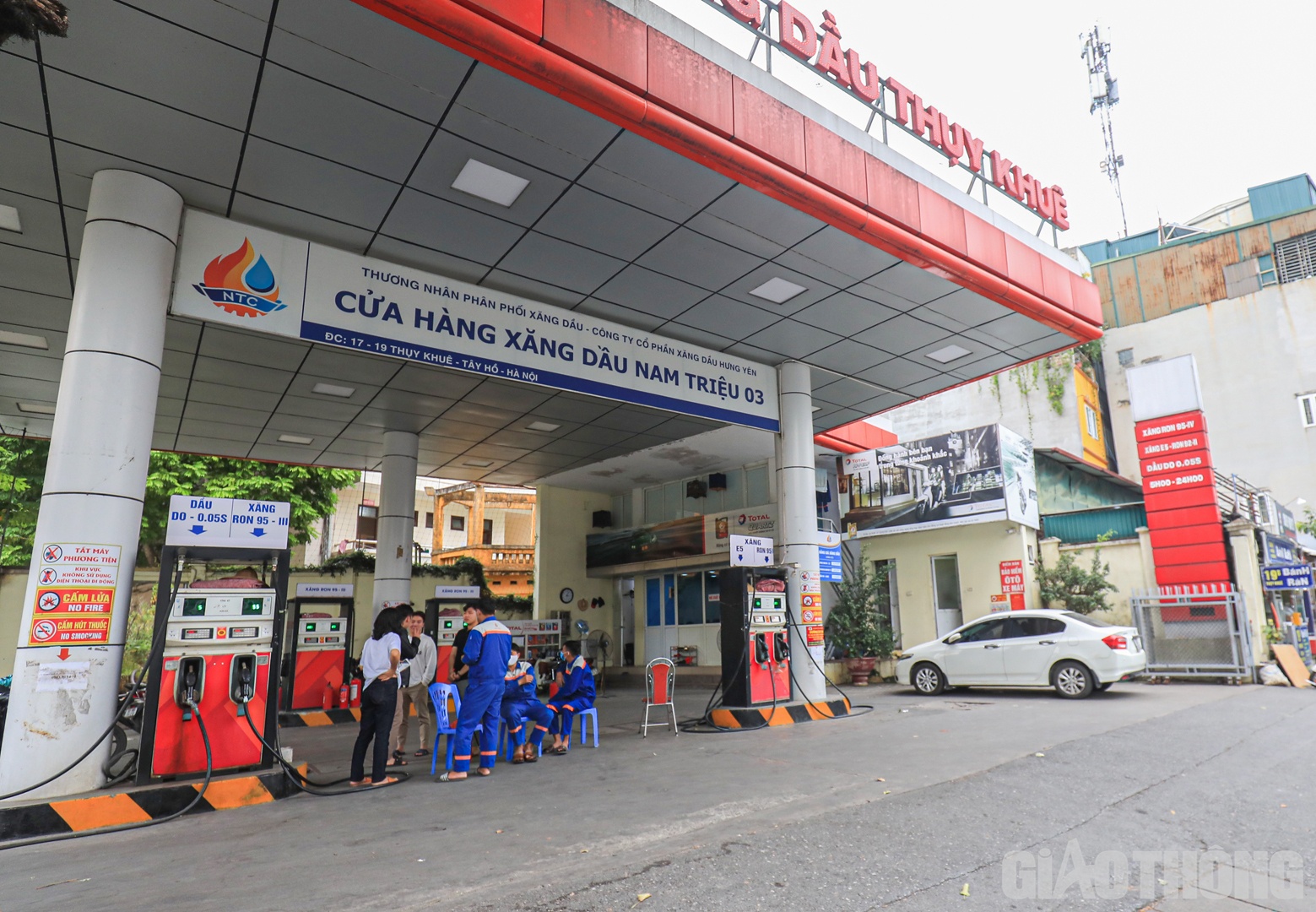 Tương tự, tại cây xăng số 17-19 phố Thụy Khuê lúc 15h chiều nay, nhiều người cũng khá bất ngờ khi không mua được xăng.