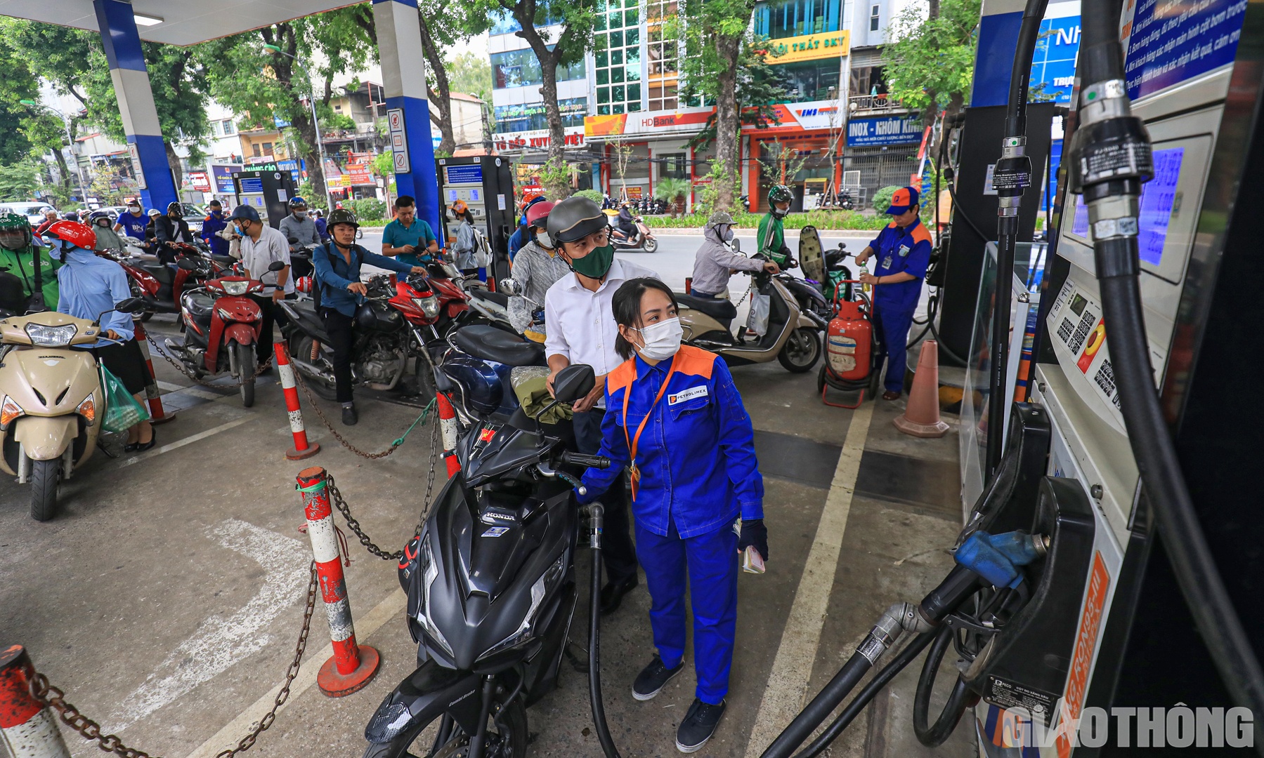 Trao đổi với PV Báo Giao thông, ông Trần Ngọc Năm, Phó Tổng giám đốc Tập đoàn Xăng dầu Việt Nam (Petrolimex) – đơn vị chiếm hơn 50% thị phần xăng dầu Việt Nam cho biết, đã nắm được tình hình một số cây xăng tư nhân trên địa bàn Hà Nội có hiện tượng tạm thời dừng bán hàng nên áp lực nguồn cung sẽ chuyển sang Petrolimex.
