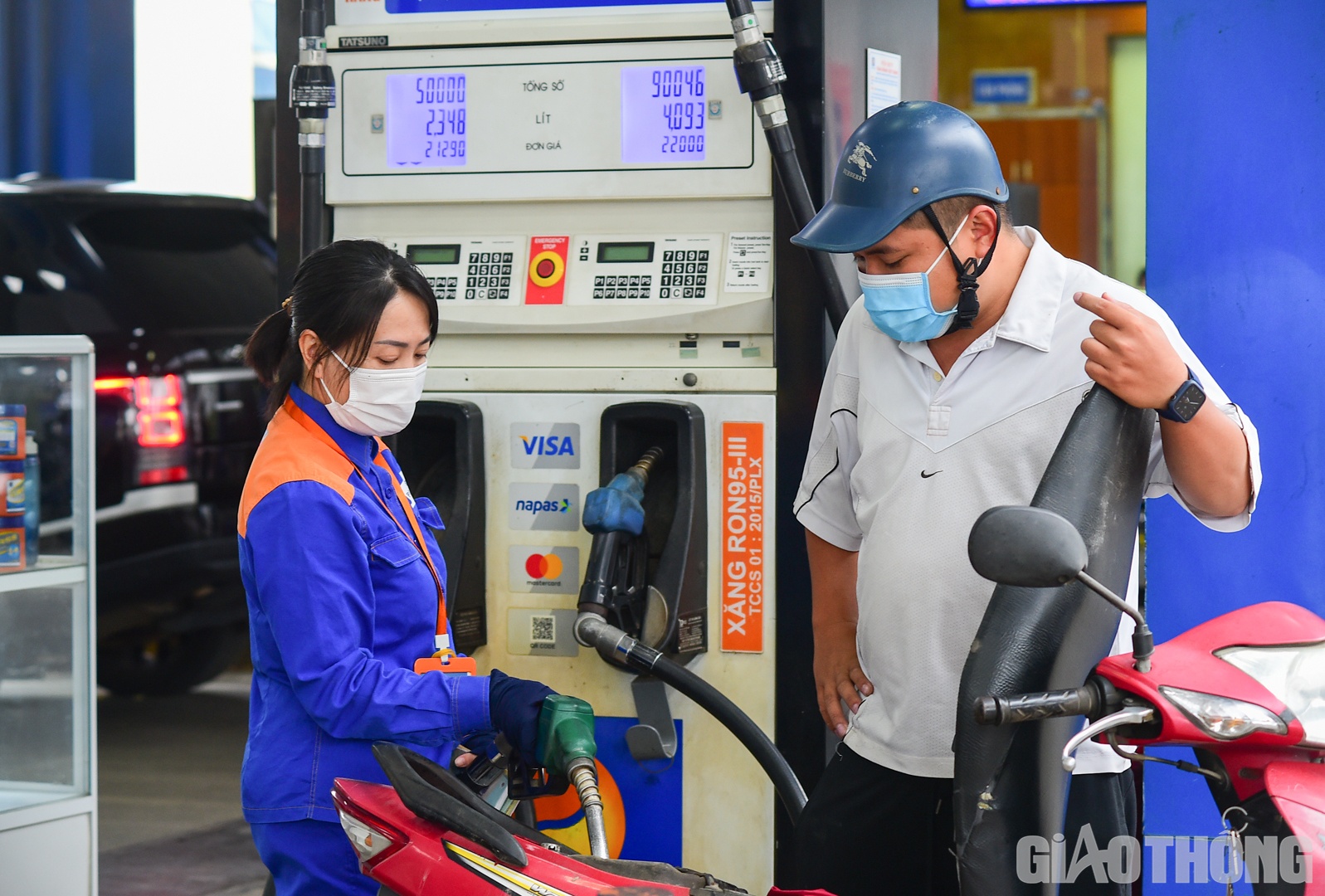 Theo lãnh đạo Petrolimex, Hà Nội là thị trường có sản lượng tiêu thụ xăng dầu lớn. 
Tuy nhiên, đánh giá tổng quan về nguồn cung thị trường Hà Nội, vị Phó Tổng giám đốc Petrolimex bày tỏ, sẽ không căng thẳng như miền Nam bởi thời gian qua có nhiều thương nhân đầu mối bị tước giấy phép.
Hơn nữa, các đầu mối tư nhân phần lớn ở phía Nam, khi lỗ quá, họ cũng có thể sẵn sàng đóng cửa hoặc hạn chế nhập.
Còn miền Bắc, nguồn cung không bị tác động bởi việc tước giấy phép. Ngoài ra, thị trường cũng không có quá nhiều xáo trộn nên việc đứt nguồn cung sẽ không căng thẳng.