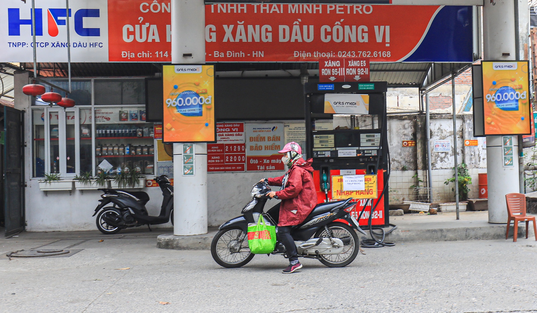 Khi thấy thông báo, người dân ngỡ ngàng đành quay xe rời đi tìm cây xăng khác.