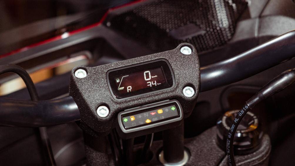 Ống xả shotgun offset 2 ra 2 hiệu suất cao, được điều chỉnh để mang đến mô-men xoắn rộng và mượt ở vòng tua giữa, đồng thời tạo ra âm thanh phấn khích hơn