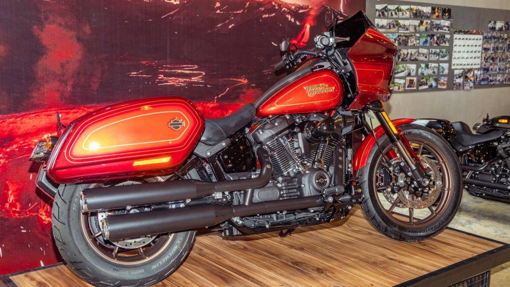 Tiếp theo, một lớp sơn màu El Diablo Dark Red Metallic sẽ được phủ quanh khối màu El Diablo Bright Red và mờ dần nơi các mảng màu giao nhau