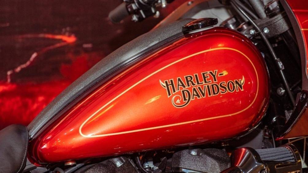 Màu sơn này bắt đầu với lớp sơn gốc màu El Diablo Bright Red, sau đó là lớp sơn thứ hai màu Bright Red Sunglo