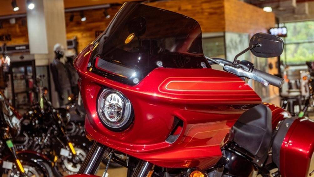 Sau khi các đường viền được dán lên, các kỹ thuật viên sẽ phủ một lớp sơn màu El Diablo Dark Red và Dark Red Pearl mờ dần xung quanh