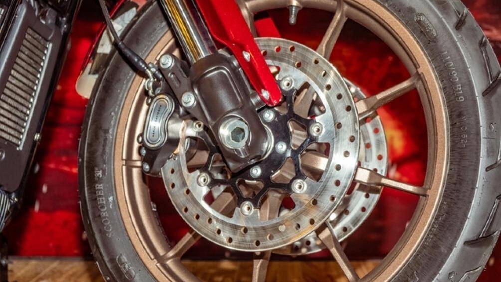 Khi gỡ lớp dán, các đường viền màu El Diablo Bright Red sẽ hiện ra trên thùng hông, bình xăng, chắn bùn và phần quây đầu xe