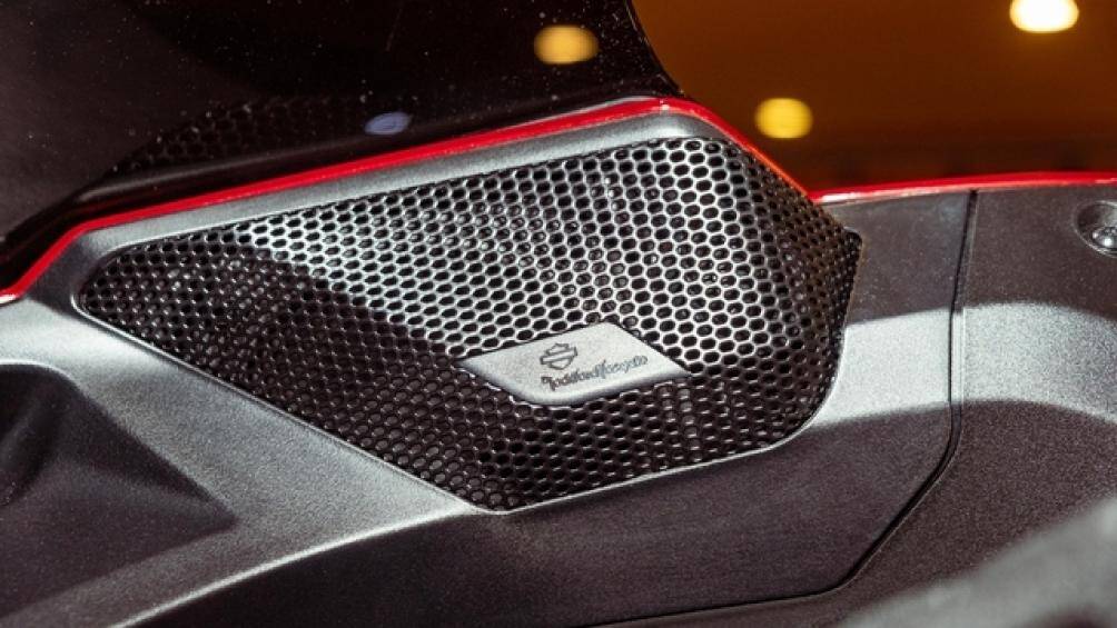 Xe còn sở hữu hệ thống âm thanh được gắn ở phần quây đầu xe. Hệ thống này bao gồm một cặp loa trầm 5,25 inch, hai loa tweeter và một bộ khuếch đại âm thanh