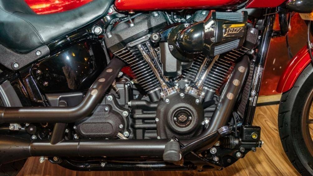 Phần động cơ, phuộc trước và ống xả được sơn màu đen để màu đỏ El Diablo thêm phần nổi bật, trong khi phần mâm xe được sơn màu đồng nhám Matte Dark Bronze