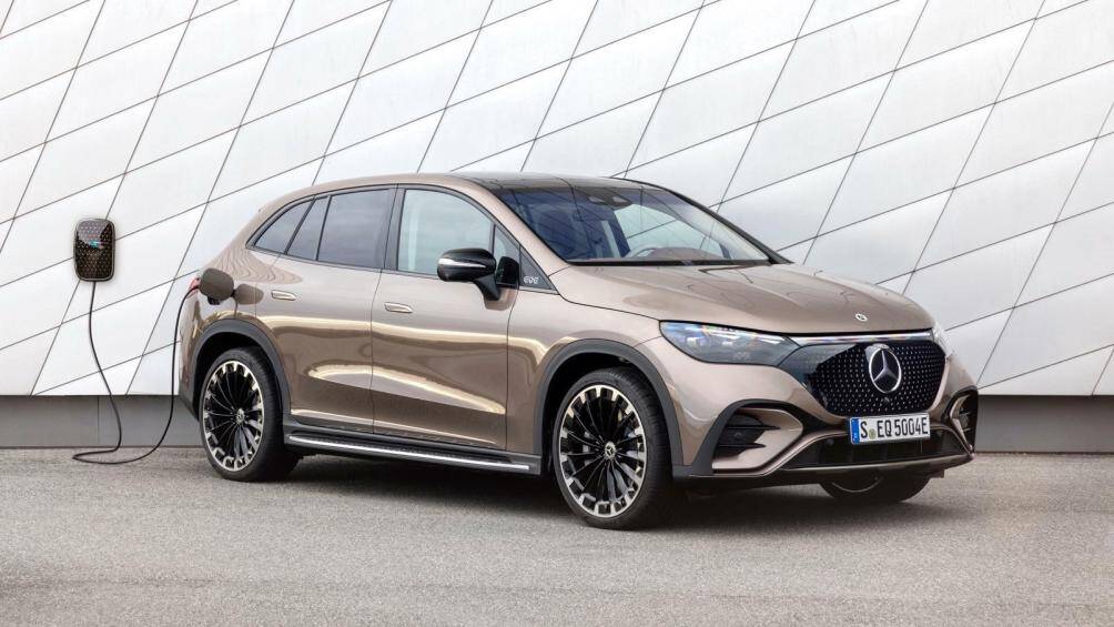 Thương hiệu Mercedes-Benz đã chính thức trình làng sản phẩm mới nhất của mình là mẫu xe điện gầm cao mang tên EQE SUV