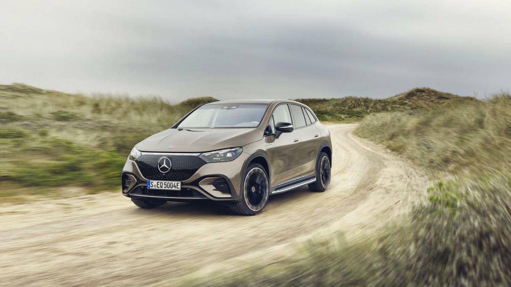 Bản này có công suất 288 mã lực (215 kW) và mô-men xoắn cực đại 565 Nm. Toàn bộ các xe EQE SUV hỗ trợ mức sạc nhanh nhất lên tới 170 kW