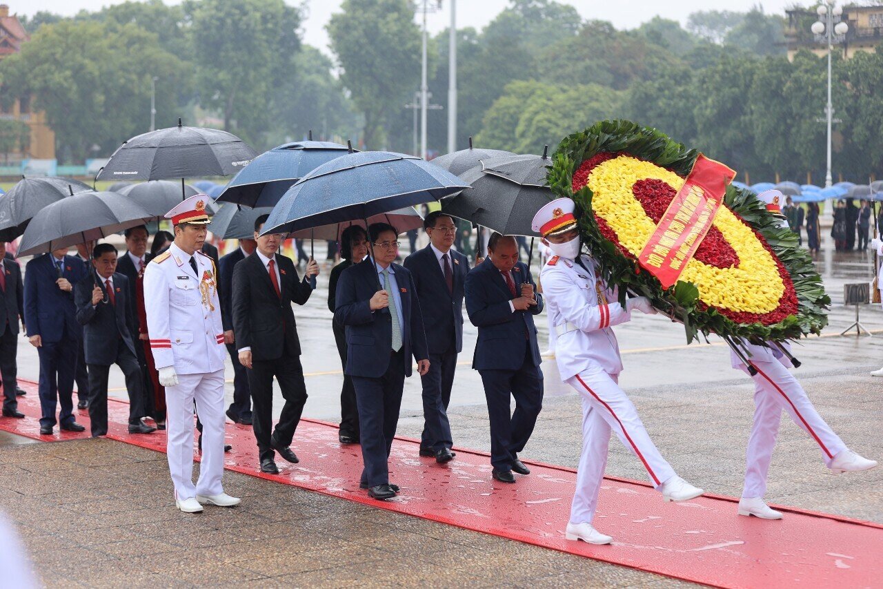 Sáng nay (20/10/2022), tại Thủ đô Hà Nội, trước giờ khai mạc kỳ họp thứ 4, Quốc hội khóa XV, các đại biểu Quốc hội đã đến đặt vòng hoa và vào Lăng viếng Chủ tịch Hồ Chí Minh.