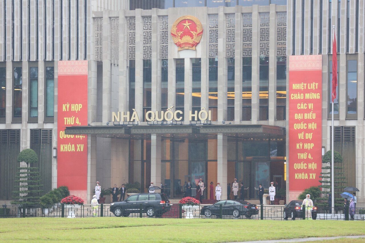 Đồng thời, tại kỳ họp này, Quốc hội cũng sẽ thông qua Nghị quyết thí điểm đấu giá biển số ô tô, cho ý kiến về Luật Đất đai sửa đổi.