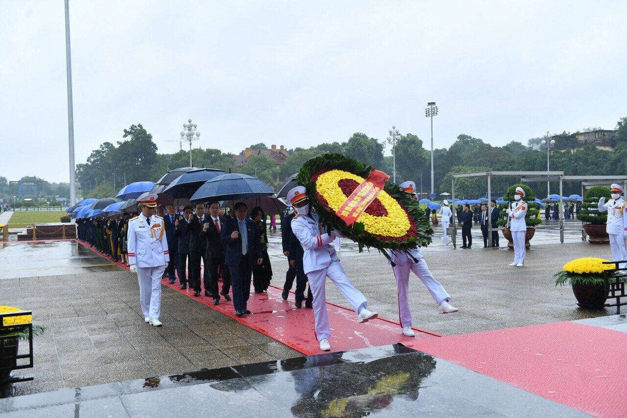 Vòng hoa của đoàn đại biểu Quốc hội mang dòng chữ "Đời đời nhớ ơn Chủ tịch Hồ Chí Minh vĩ đại".