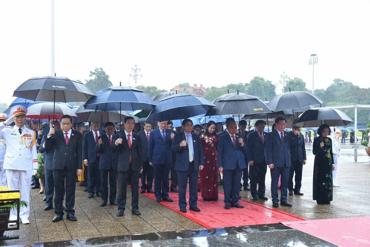 Chủ tịch nước Nguyễn Xuân Phúc, Thủ tướng Chính phủ Phạm Minh Chính, Chủ tịch Quốc hội Vương Đình Huệ và các đồng chí lãnh đạo Đảng, Nhà nước, đại biểu Quốc hội vào Lăng tưởng nhớ Chủ tịch Hồ Chí Minh.